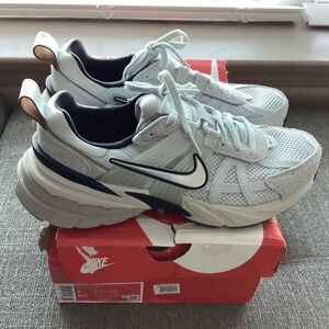 Nike V2K Run Sneaker (Women) 8M